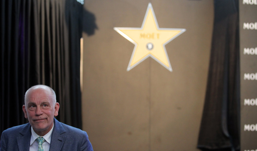 46. MFFKV John Malkovich na generální zkoušce módní přehlídky své kolekce