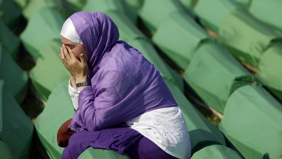 Poheb ostatk obt ve Srebrenici
