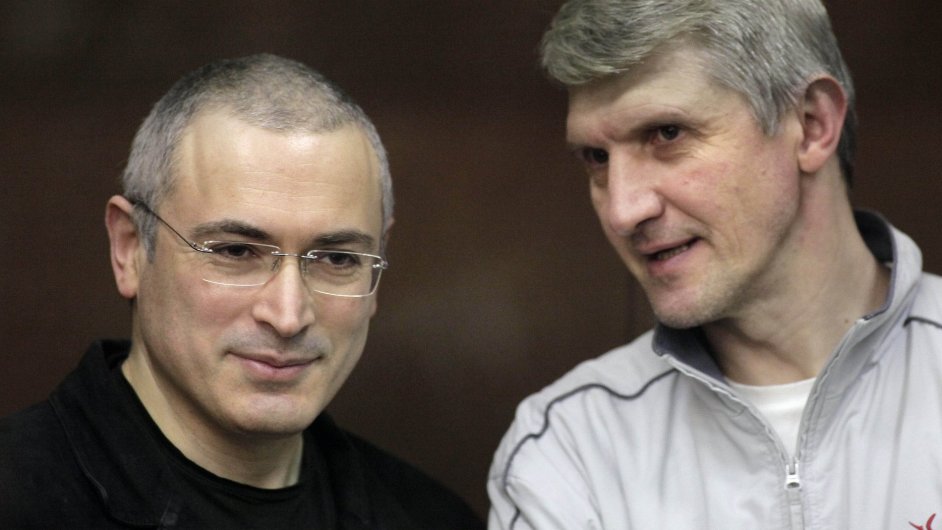 Chodorkovskij a Lebedv u moskevskho soudu v roce 2010