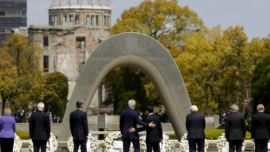 Americk ministr zahrani John Kerry a f japonsk diplomacie Fumia Kiidu u pamtnku vbuchu jadern bomby.