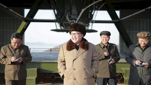 Severní Korea zkoumá možnost raketového útoku na americký tichomořský ostrov Guam.