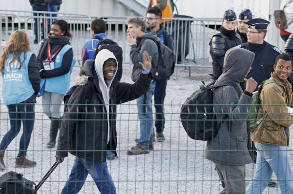 Francie vyklízí zbytky táboišt u Calais, odváí na 1500 mladistvých uprchlík