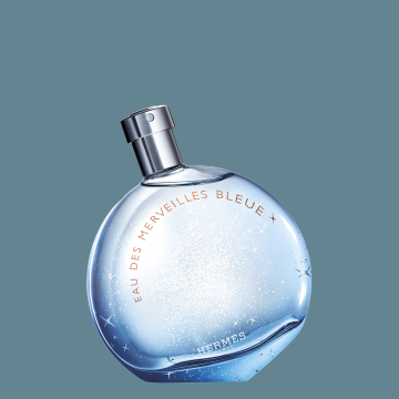 Parfumérka domu HERMÈS Christine Nagelová má na svědomí novou toaletku Eau des Merveilles Bleue. Voní po dřevinách, minerálech, pačuli a mořské vodě.