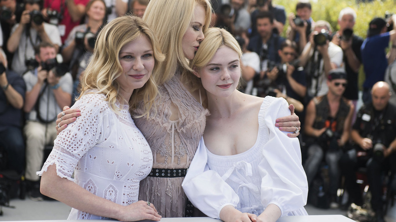 Na snmku z festivalu v Cannes jsou zleva Kirsten Dunstov, Nicole Kidmanov a Elle Fanningov. Vechny inkuj ve filmu Oklaman.
