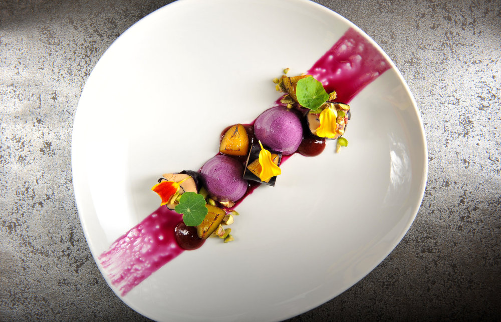 Terina z foie gras, červené zelí, švestky a pistácie