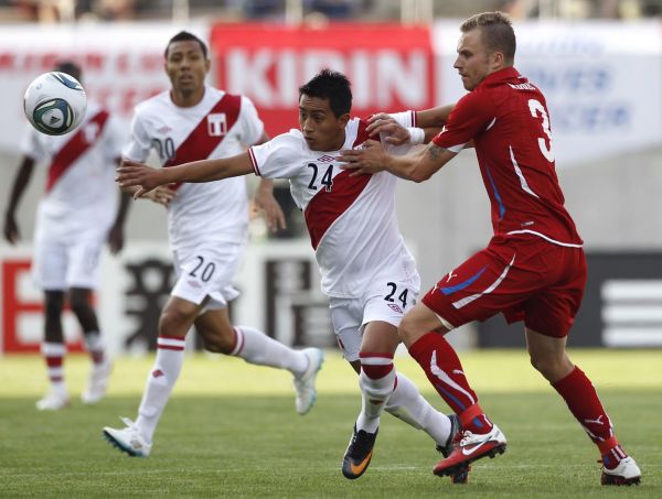 Obr&aacute;nce Michal Kadlec v z&aacute;pase s Peru.
