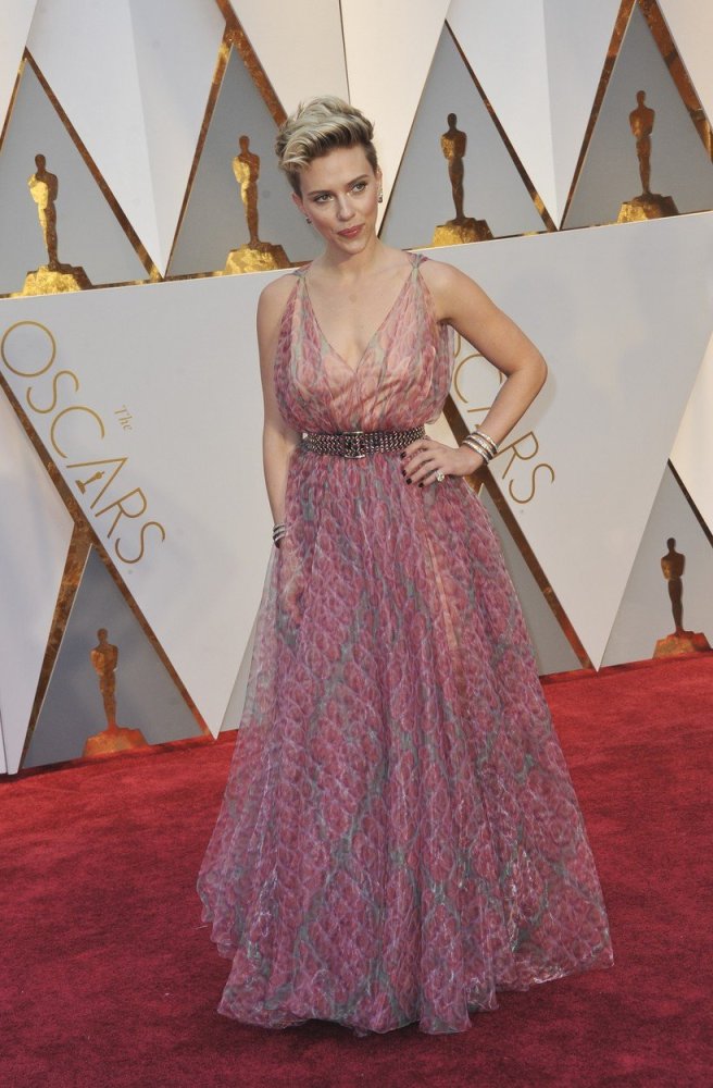 Scarlett Johansson v šatech Alaia