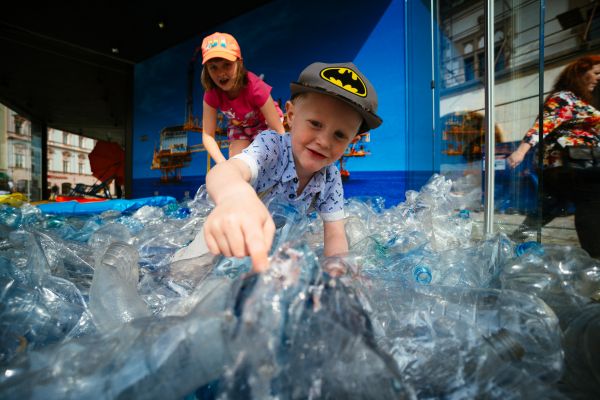 Idylická pláž propagující festival AFO je plná plastů.