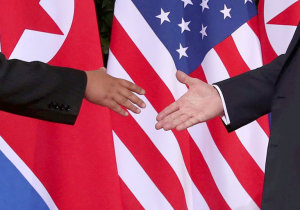 Dlouho oèekávané setkání: Donald Trump a Kim Èong-un si potøásli rukama v Singapuru