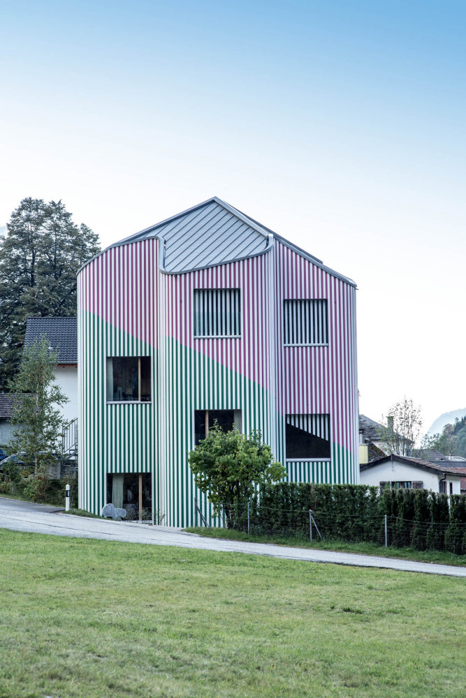 Přesvědčit místní, že jde o unikátní stavbu, prý nebylo jednoduché. I proto nechává architekt dveře domu otevřené pro všechny, kdo přicházejí se zvědavostí a zájmem.