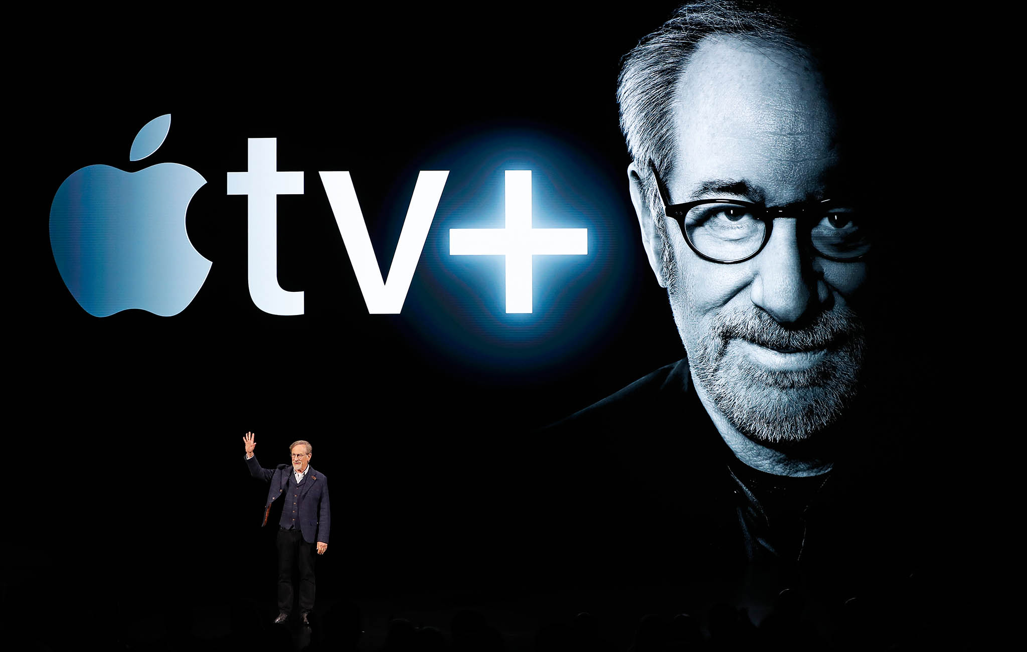 Apple chce konkurovat svou slubou Apple TV+, kterou propagoval Steven Spielberg (na snmku).