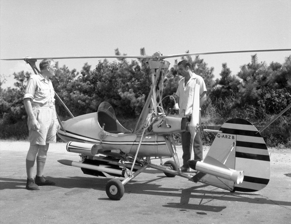 V Žiješ jenom dvakrát bojuje se čtyřmi armádními helikoptérami v „minikoptéře“, kterou zároveň sám pilotuje.