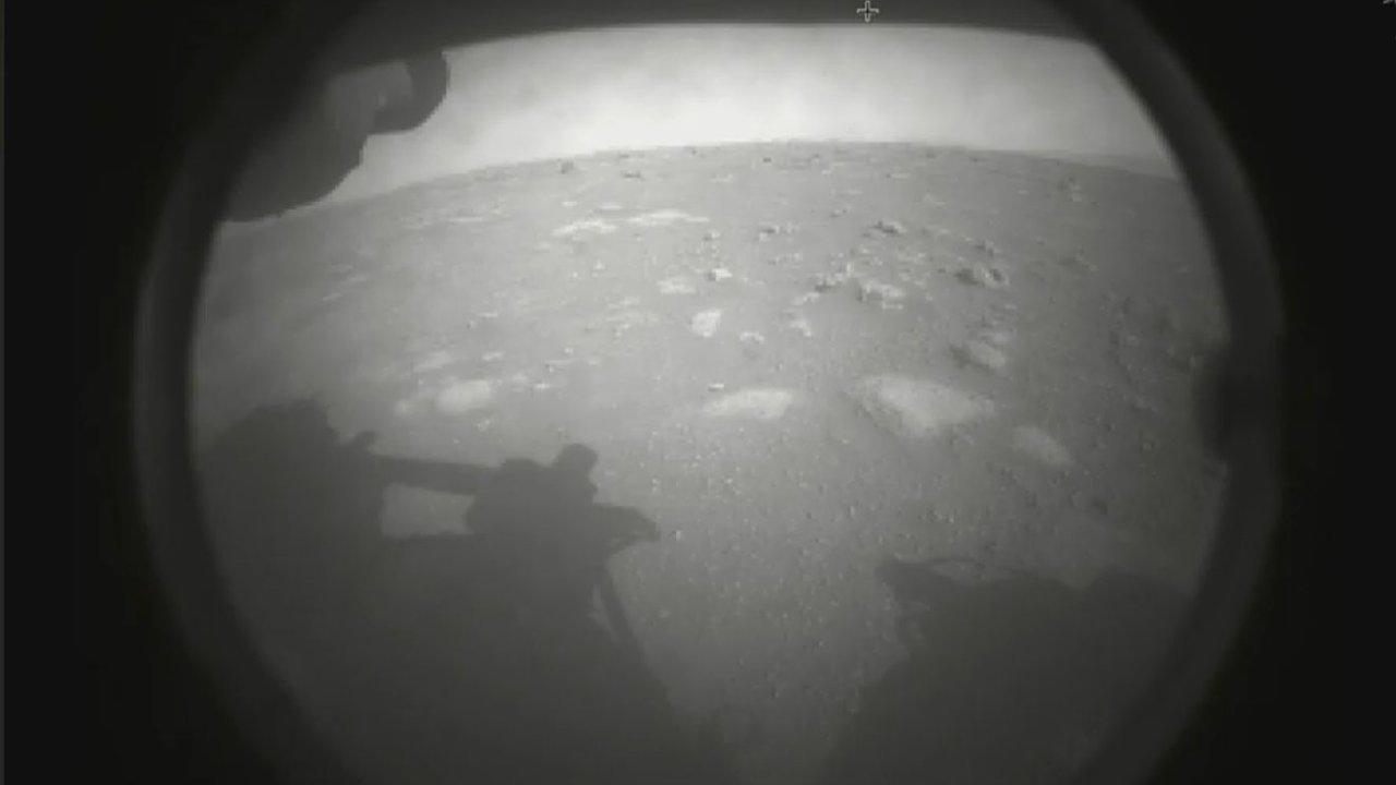První fotografie z povrchu Marsu od roveru Perseverance.
