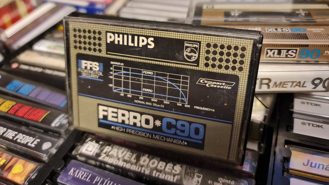 Lou Ottens pro Philips vyvinul kompaktní magnetofonovou kazetu, Philips ji nabídl bez licenčních poplatků, a díky tomu se jich prodalo 100 miliard