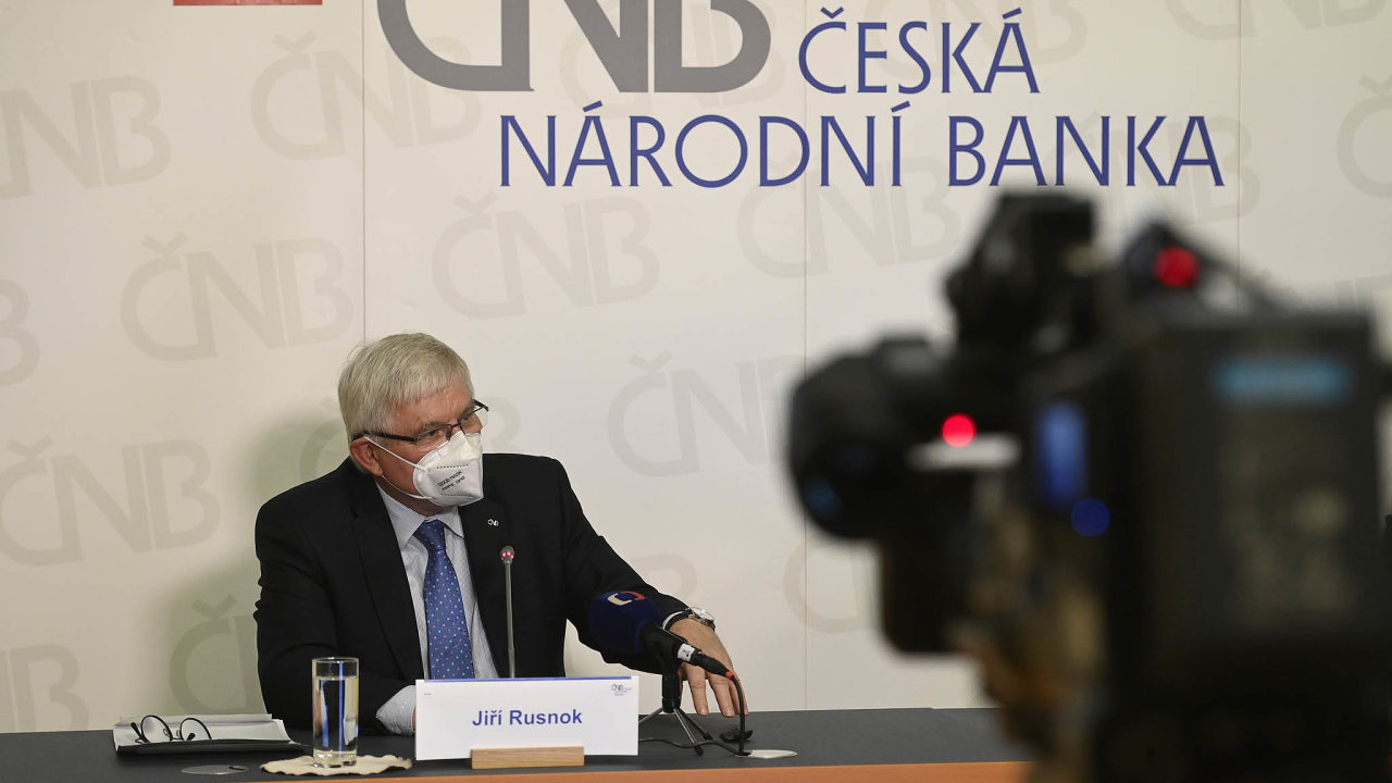 Jiří Rusnok 30. září 2021 na tiskové konferenci vysvětluje nečekaně velké zvýšení klíčové úrokové sazby.