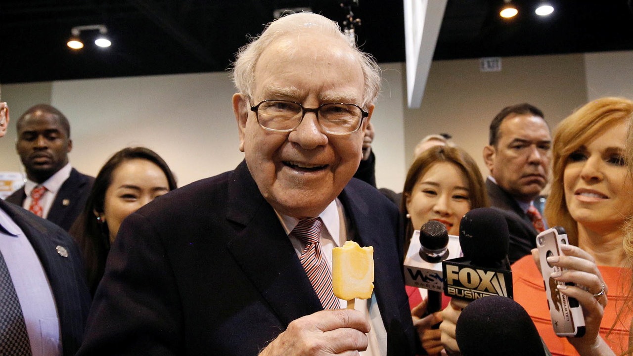 Warren Buffett se v minulosti investicím do technologických firem bránil, poprvé nakoupil cenné papíry Applu v roce 2016. Teï v nìm drží jeho konglomerát podíl v hodnotì pøes 100 miliard dolarù.