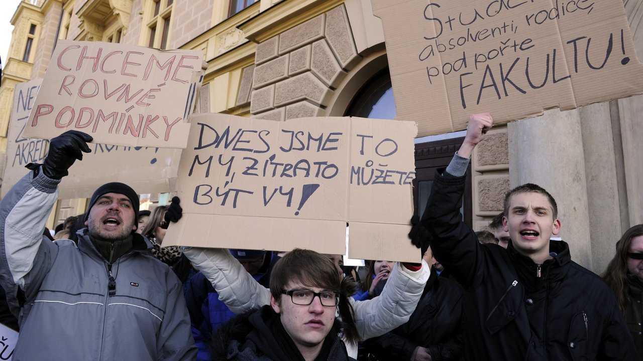 Studenti v Plzni protestuj proti odebrn akreditace mstn prvnick fakult