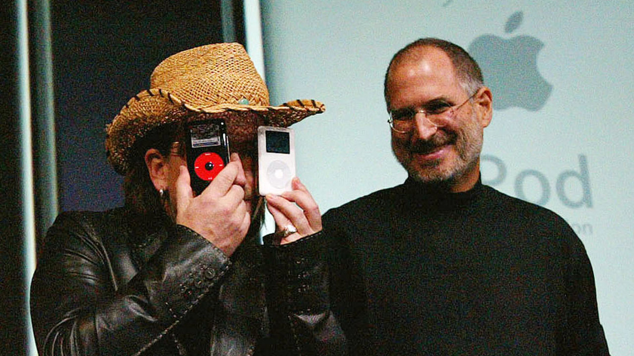 Bono Vox (vlevo) a Steve Jobs