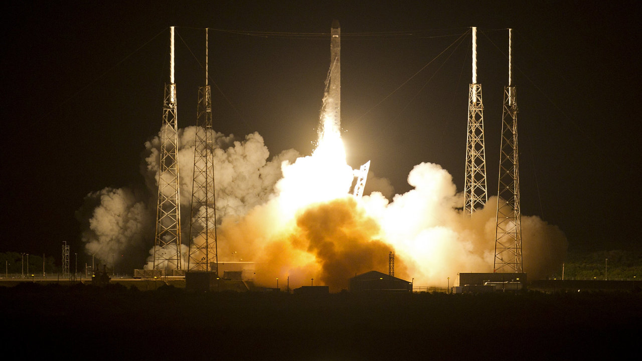 Raketa Falcon 9 SpaceX po startu z mysu Canaveral.
