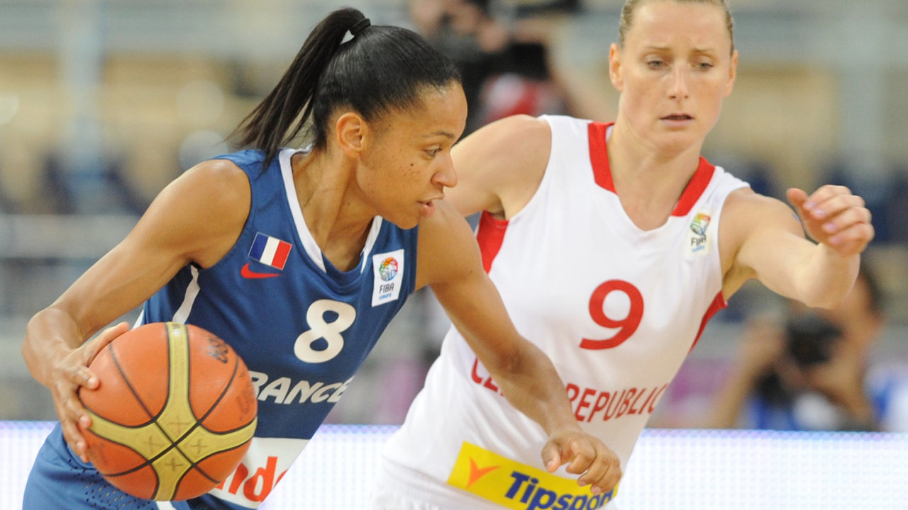 Kate�ina Barto�ov� st�h� Francouzku Lawsonovou.