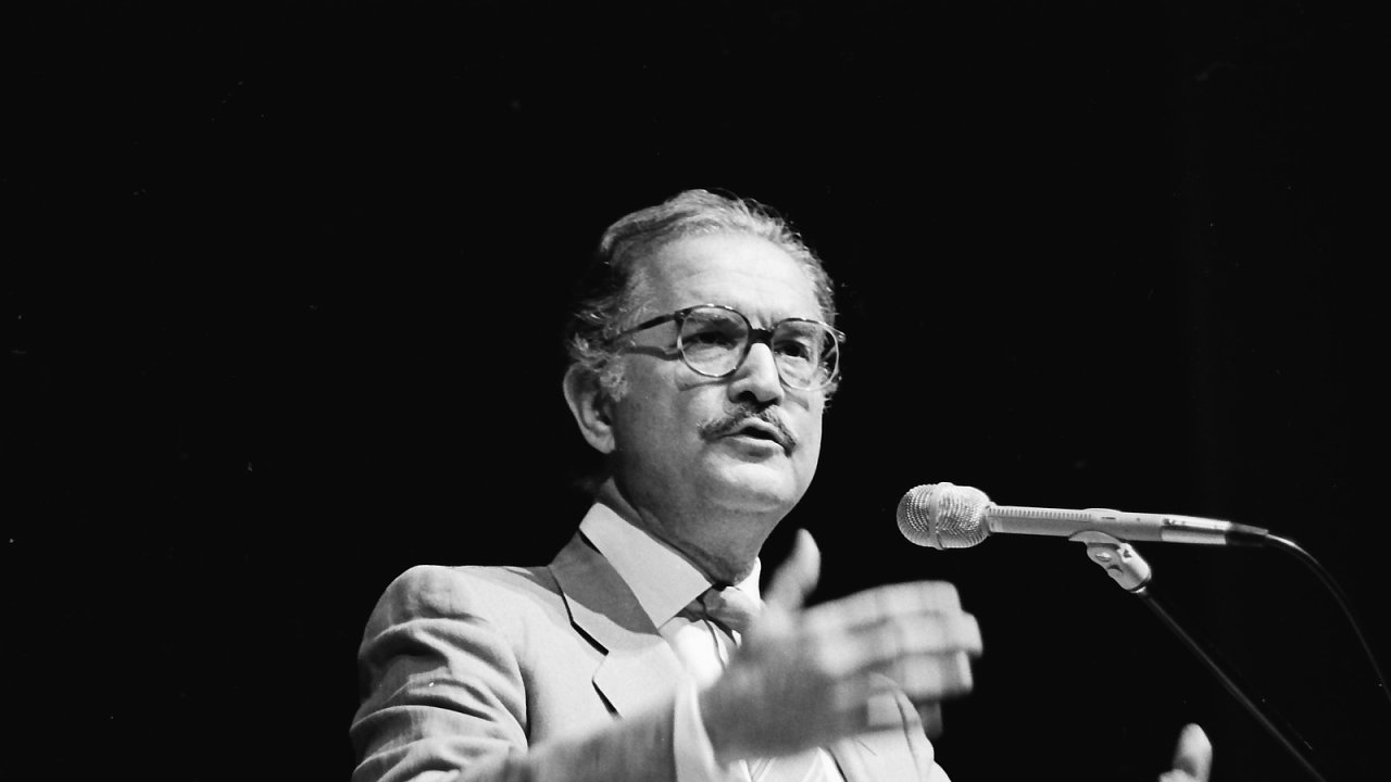 Zemøel Carlos Fuentes, který do Èeskoslovenska pøijel poprvé na pozvání Milana Kundery.
