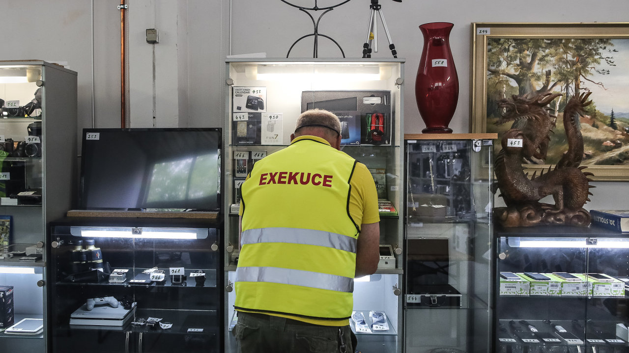 Dražba ve skladu exekutorského úøadu Lukáše Jíchy v Èekyni u Pøerova, exekuce, exekutor, 20. 7. 2018