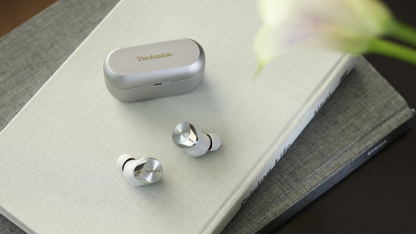 Technics AZ80W se hlásí o titul krále sluchátek. Japonsky precizní zvuk i jeho tlumení kombinuje s pohodlím
