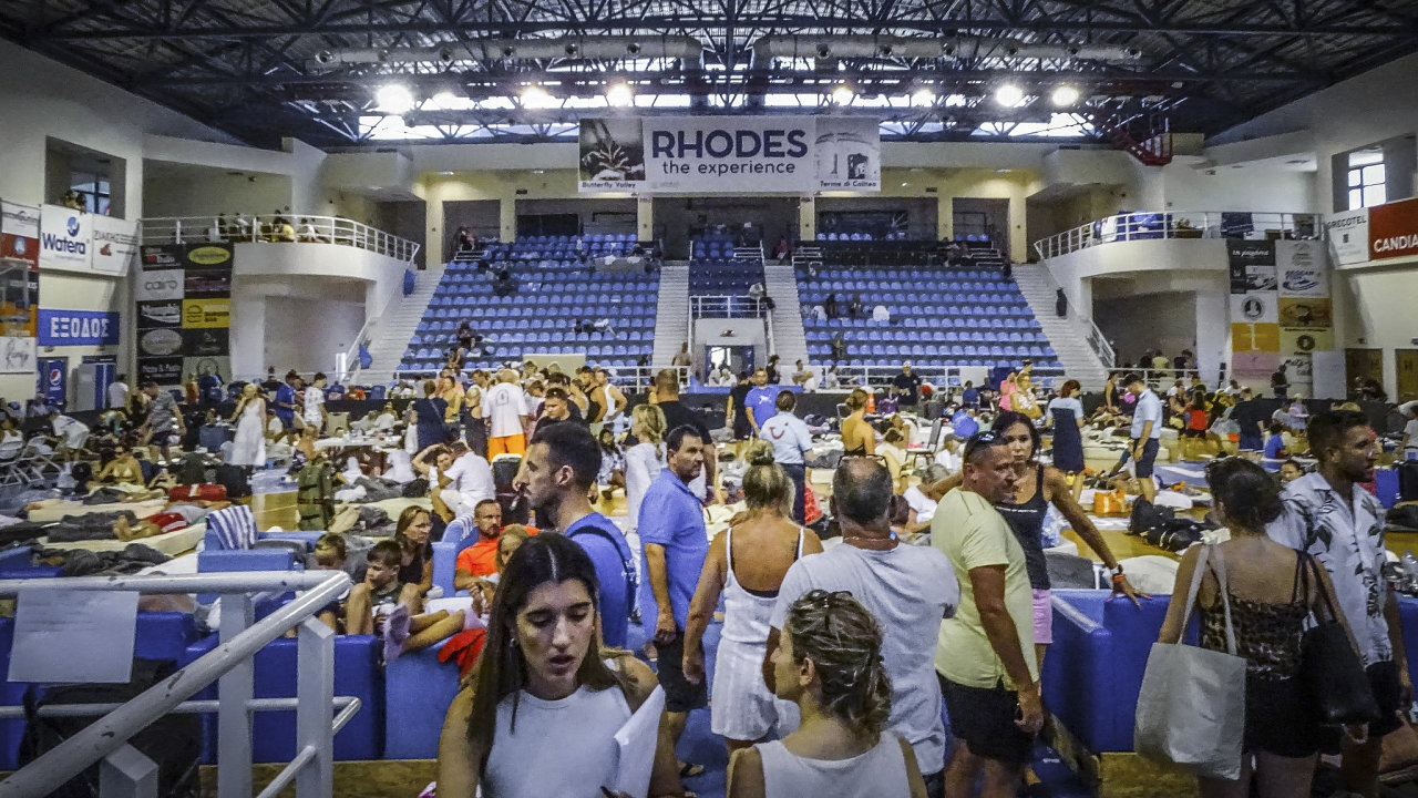 Kvli rozshlmu poru na ostrov Rhodos bylo evakuovno odhadem 19 tisc lid.
