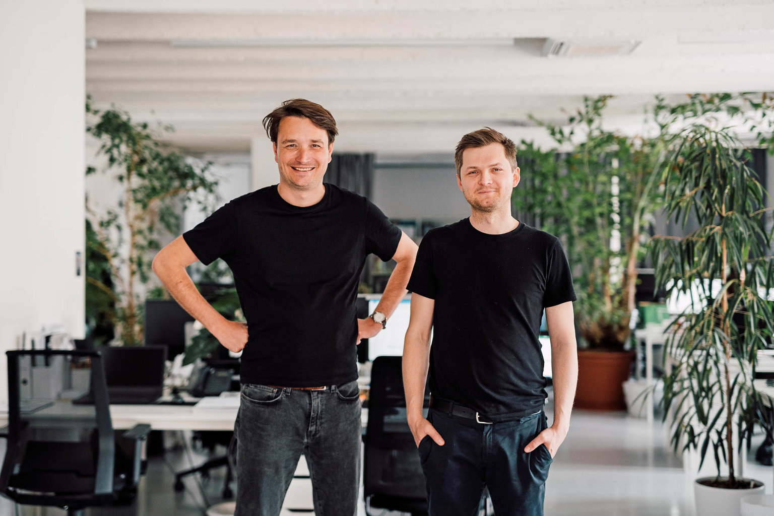 „Bez postaven�ch referenc� se s�v�mi v�Lond�n� nikdo nebav�. Je to takov� princip ‚slepice a�vejce‘,“ ��kaj� architekti Ond�ej Chyb�k (vlevo) a�Michal Kri�tof.