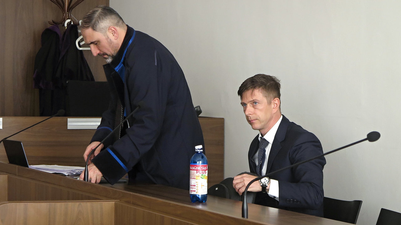 B�val� bank�� Unicredit Michal Braun�leger u soudu, kde �el� ob�alob� ze zneu�it� informac�. Ne� si toho banka v�imla, proto�il na obchodech s m�nami v�ce ne� deset miliard korun. (Vedle n�j jeho advok�t Luk� Eichinger)