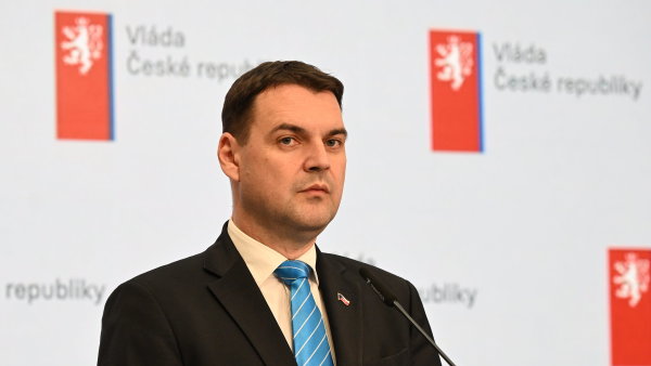 Ministr zahrani�� Petr Macinka na tiskov� konferenci po jedn�n� vl�dy.