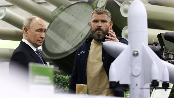Chystá Putin eskalaci války? Ruský prezident během návštěvy výstavy nazvané...