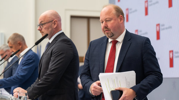 Ministr spravedlnosti Jeron�m Tejc na tiskov� konferenci po jedn�n� vl�dy