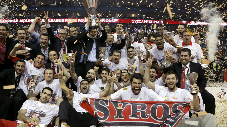 Basketbalist Olympiakosu oslavuj titul ve finle Euroligy.