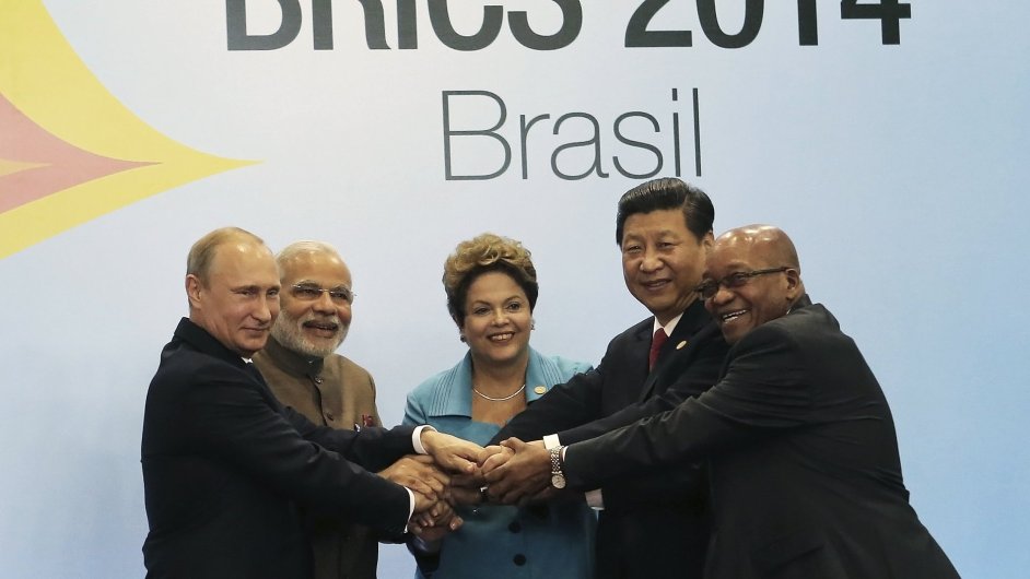 Rusk prezident Vladimir Putin, indick premir Nanendra Modi, prezidentka Brazlie Dilma Rousseff, nsk prezident Xi Jinping a jihoafrick prezident Jacob Zuma na summitu BRICS