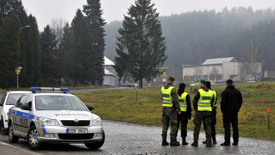 Policie kvùli výbuchùm uzavøela silnici ke Vlárským strojírnám ve Slavièínì.