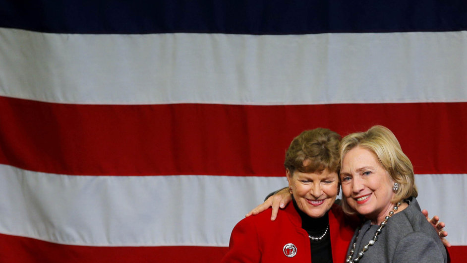 Jeanne Shaheenov (vlevo) s Hillary Clintovou.