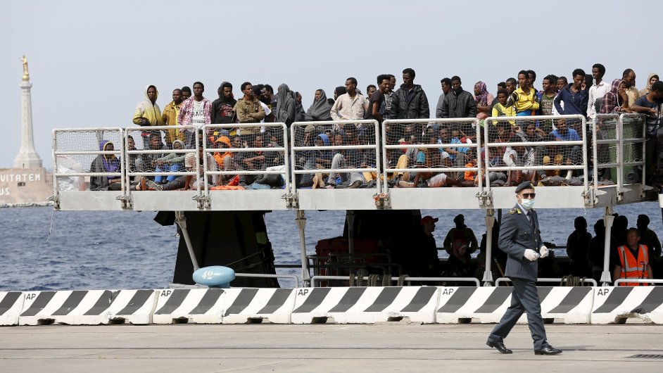 Uprchlci v italskm pstavu Messina - ilustran foto