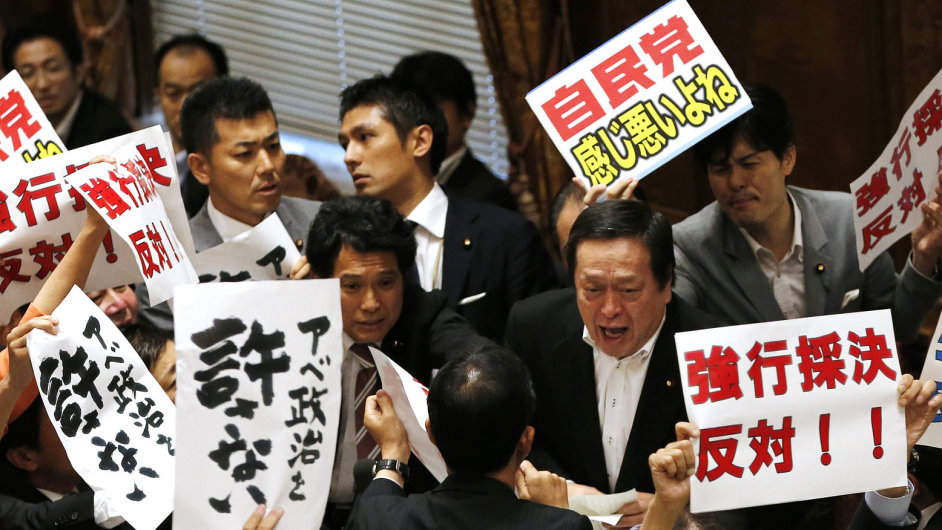 Japonci protestovali proti pijet zkon, kter za uritch podmnek umon nasadit japonskou armdu v zahrani.