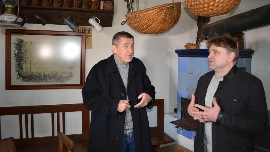 Ministr financ Andrej Babi v hospod v obci Pohle s hostinskm a starostou obce Jindichem Holubem.