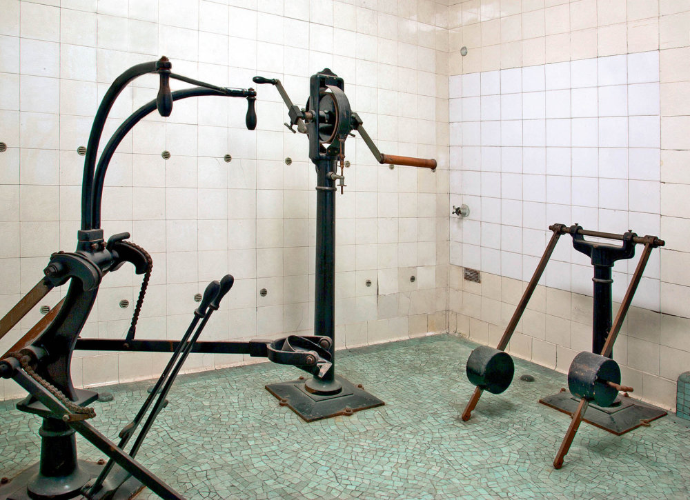 Posilovna neboli Zandersaal: podle švédského fyzioterapeuta G. Zandera, jenž vymyslel tyto stroje.