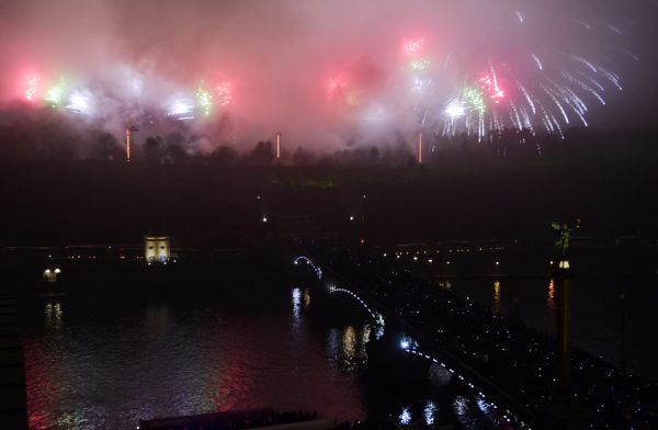 "Kr&aacute;sn� barevn&aacute; mlha! Vyhozen&eacute; pen&iacute;ze! Oh�ostroj, co nen&iacute; vid�t." Lid&eacute; na soci&aacute;ln&iacute;ch s&iacute;t&iacute;ch ne&scaron;et�&iacute; kritikou na nepoveden&yacute; novoro�n&iacute; oh�ostroj na pra�sk&eacute; Letn&eacute;.