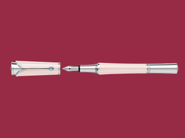 Elegantní tělo plnicího pera MONTBLANC odkazuje svým tvarem k 50. létům. Stejně jako tehdejší móda zdůrazňovala štíhlý pas, toto pero v pudrově růžovém laku kopíruje křivky přesýpacích hodin.