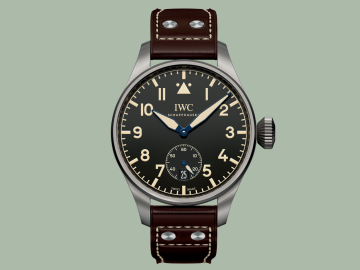 Hodinky IWC Big Pilot‘s Heritage Watch 48 v limitované sérii 1000 kusů jsou oproti původní verzi ze 40. let menší. Mají titanové pouzdro a ruční nátah s rezervou až osm dní.