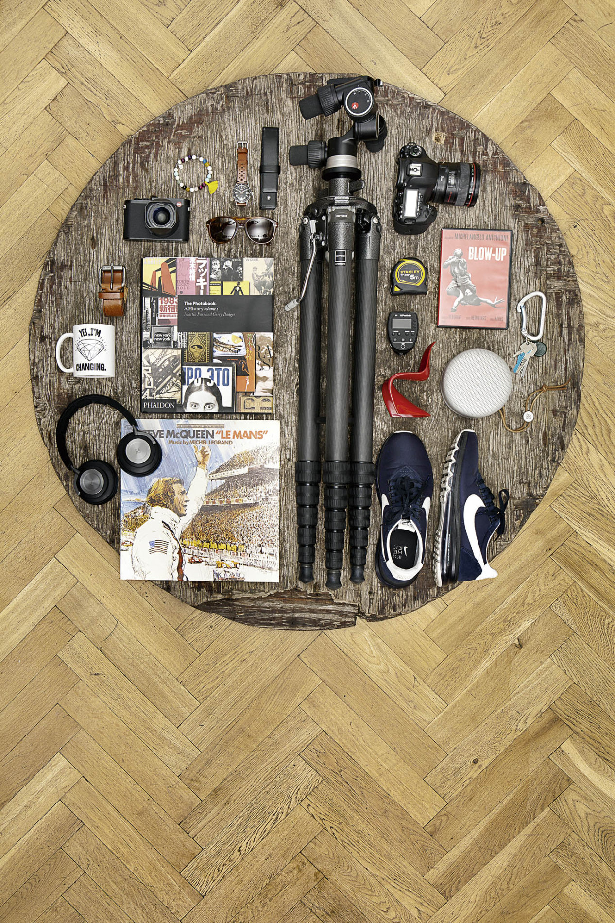Pero, brýle, Leica, kniha, pásek, hrnek, sluchátka, vinyl, stativ, fotoaparát, metr, dvd zvětšenina, karabina, odpalovač blesků, židlička, reproduktor, tenisky (Foto: Matej Slávik) jarvis_59708e5f498e27acf22ad415.jpeg