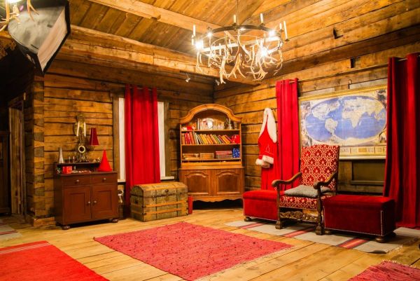 Foto: Co d�l&aacute; Santa Claus v parn&eacute;m l&eacute;t�? Na pol&aacute;rn&iacute;m kruhu p�ij&iacute;m&aacute; st&aacute;tn&iacute;ky i turisty a &uacute;�aduje