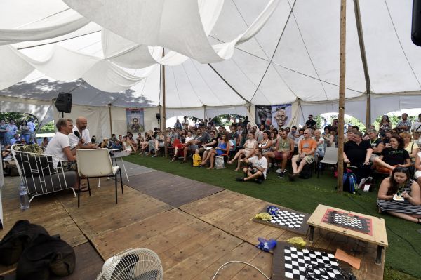 Na sn&iacute;mku z leto&scaron;n&iacute; Letn&iacute; filmov&eacute; &scaron;koly n&aacute;v&scaron;t�vn&iacute;ci poslouchaj&iacute; re�is&eacute;ra Jana Sv�r&aacute;ka ve stanu Respekt.