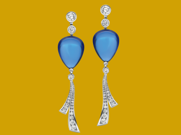 Náušnice z kolekce High Jewellery od klenotníků domu BULGARI zdobí dva průzračně modré tanzanity o celkové váze 55,25 karátu a bílé diamanty.