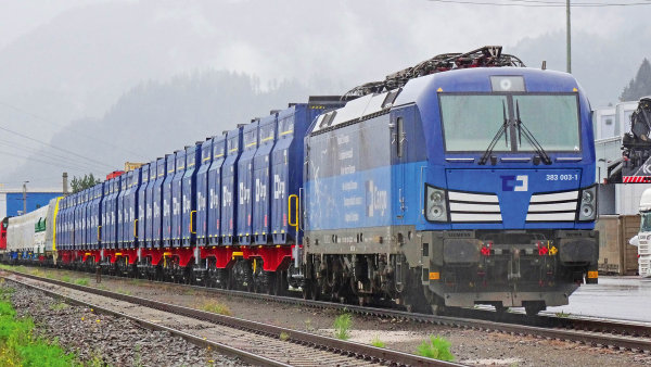 Na oslavě se předvedla lokomotiva Siemens Vectron v barvách ČD Cargo s nově vyrobenými kontejnery.