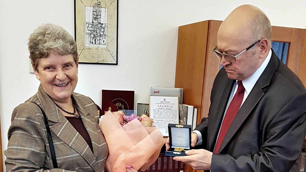 Svtlana Gannukinov pebr z rukou eskho velvyslance v Rusku Vladimra Remka jmnem prezidenta Miloe Zemana eskou medaili Za zsluhy 1. stupn.
